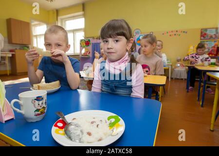 Bielorussia, la città di Gomel, 25 aprile 2019. Un giorno aperto per i visitatori nell'asilo. I bambini mangiano nell'asilo. Foto Stock