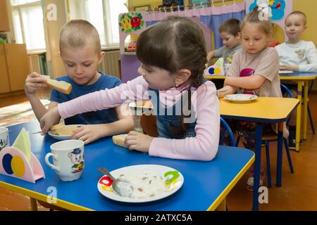 Bielorussia, la città di Gomel, 25 aprile 2019. Un giorno aperto per i visitatori nell'asilo. I bambini mangiano nell'asilo. Foto Stock