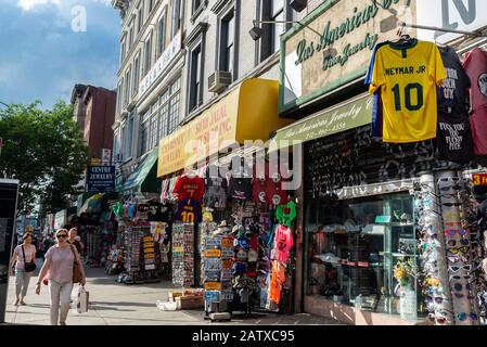 New York City, USA - 2 agosto 2018: Strada con molti negozi e persone in giro a Chinatown, Manhattan, New York City, USA Foto Stock