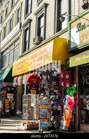 New York City, USA - 2 agosto 2018: Strada con molti negozi di souvenir a Chinatown, Manhattan, New York City, USA Foto Stock