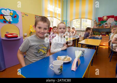 Bielorussia, la città di Gomel, 25 aprile 2019. Un giorno aperto per i visitatori nell'asilo. I bambini mangiano nell'asilo. Foto Stock