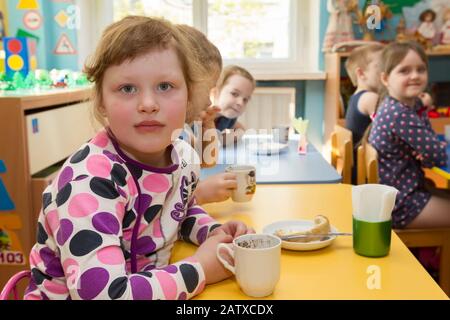 Bielorussia, la città di Gomel, 25 aprile 2019. Un giorno aperto per i visitatori nell'asilo. I bambini mangiano nell'asilo. Foto Stock