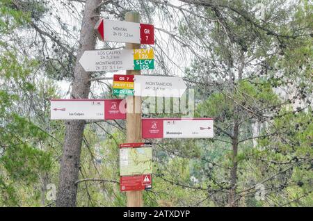 Percorso "Camino Cid". Pole con indicazioni multiple, in un incrocio. Sentiero escursionistico di 'la Bojera'. Bellissimo ambiente di montagna. Montanejos Foto Stock