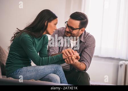 Donna è triste e depressa, il suo uomo la consola. Foto Stock