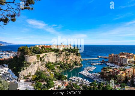 Vista sulla Rocca di Monaco (in francese: Le Rocher) e parti dei porti di Monte Carlo e Fontvielle sul lungomare mediterraneo. Monaco-Ville, Monaco. Foto Stock