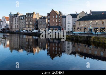 Riflessioni invernali di edifici sulla riva Sulle Acque di Leith a Leith, Edimburgo, Scozia, Regno Unito Foto Stock