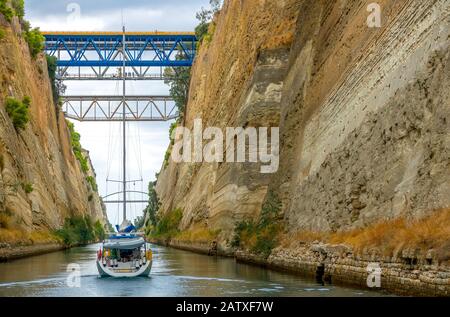 Grecia. Canale di Corinto in tempo nuvoloso. Diversi ponti. Barca a vela. Vista sulla poppa Foto Stock