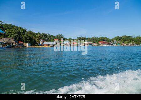 Caraibici colorati edifici sull'acqua con imbarcazioni al dock, Bocas del Toro, Panama Foto Stock