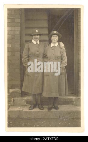 Cartolina originale dell'era WW1 di due membri femminili del corpo ausiliario dell'esercito delle donne (WAAC), amici, la donna sulla sinistra appartiene al corpo ausiliario dell'esercito della regina Maria, circa 1918, U.K. Foto Stock