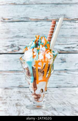 Gelato con noci e caramello. Vista dall'alto. Foto Stock