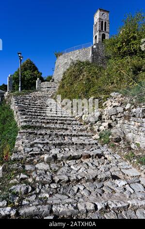 Pavimentazione in pietra di ciottoli nel villaggio tradizionale di Kalarites alle montagne di Tzoumerka In Epiro, Grecia Foto Stock