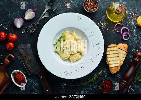 Gnocchi con patate, burro e panna acida. Cucina tradizionale Ucraina. Vista dall'alto. Spazio libero per il testo. Foto Stock