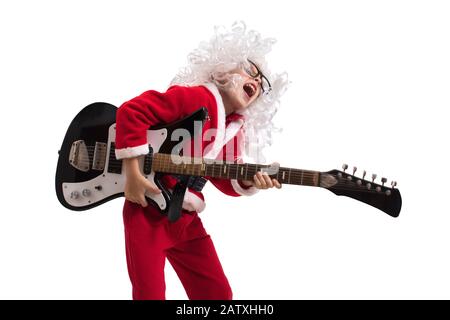 Ragazzo vestito da Babbo Natale con una chitarra su sfondo bianco Foto Stock