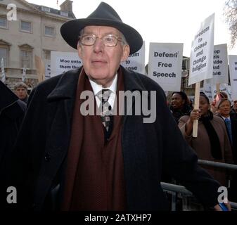 Rev Ian Paisley partecipa a una demo gratuita di discorso fuori dalla Camera dei comuni di Londra nel 2006. Foto Stock