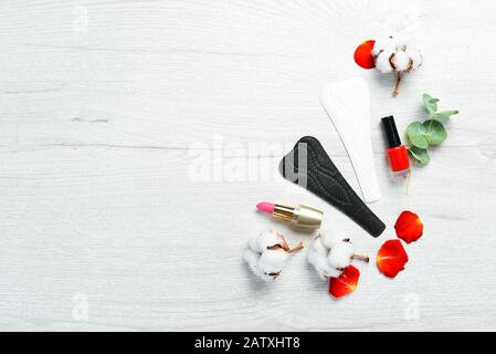 Assorbenti igienici per donna. Prodotti per l'igiene. Vista dall'alto. Spazio libero di copia. Foto Stock