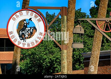 Città vecchia Scottsdale cartello circolare sospeso sotto i cieli blu dell'Arizona Foto Stock