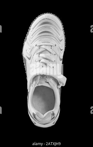 Sneaker verticalmente bianca con dettagli dorati su sfondo nero Foto Stock