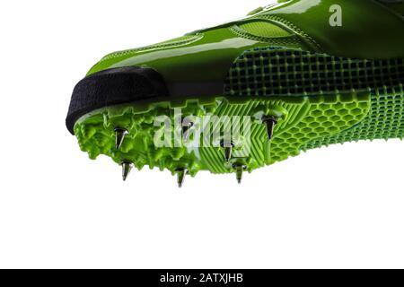 Frammento di una sneaker verde lucida con punte su sfondo bianco. Scarpe sportive. Foto Stock