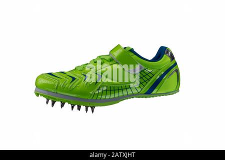 Sneaker verde lucida con punte su sfondo bianco. Scarpe sportive. Foto Stock