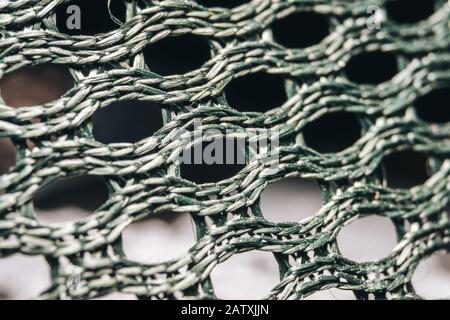 Bianco maglia piccola recinzione metallica con sfondo bokeh di fondo Foto  stock - Alamy