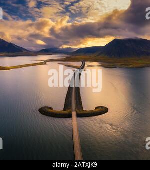 Veduta aerea di un iconico ponte nell'Islanda occidentale al tramonto Foto Stock