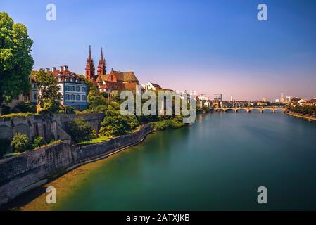 Città vecchia di Basilea, la cattedrale di Munster e il fiume Reno in Svizzera Foto Stock