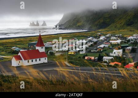 Pesanti nuvole sopra il villaggio di Vik i Myrdal in Islanda Foto Stock