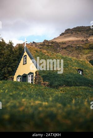 Chiesa del tappeto erboso nel villaggio islandese di Hof, Islanda Foto Stock