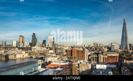 Skyline Di Londra. Ampia vista panoramica sulla città di Londra, sul Tamigi e sull'iconico grattacielo Shard. Foto Stock
