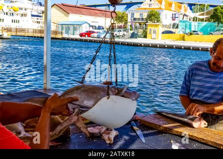 Willemstad, Curacao, Paesi Bassi - 5 Dicembre 2019: Mercato Ittico Dell'Isola Di Curacao Foto Stock