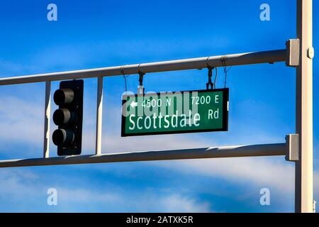 Scottsdale Road, ponte sospeso, cartello nel centro storico di Scottsdale, Arizona Foto Stock