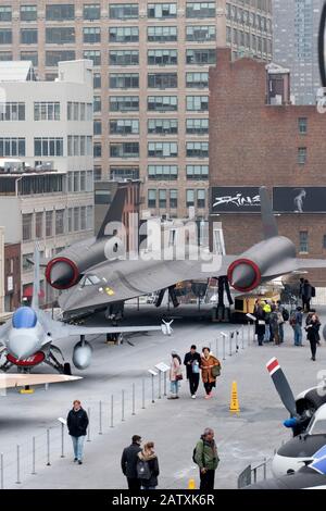 Lockheed A-12 Project Oxcart ÒBlackbirdÓ bomber 1967 sul ponte della portaerei USS Intrepid ormeggiata sul fiume Hudson, Midtown Manhattan, New Y. Foto Stock