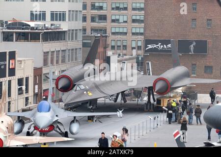 Lockheed A-12 Project Oxcart bomber "Blackbird" 1967 sul ponte della portaerei USS Intrepid ormeggiata sul fiume Hudson, Midtown Manhattan, New Y. Foto Stock