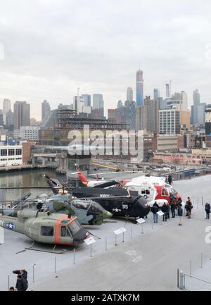 United States Army Bell Huey UH-1 Helicopter sul ponte di volo della USS Intrepid Aircraft Carrier, Manhattan, New York City, Stati Uniti d'America. Foto Stock