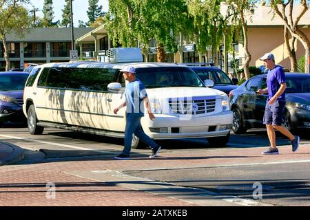 Una limousine bianca Cadillac nel centro storico di Scottsdale AZ Foto Stock