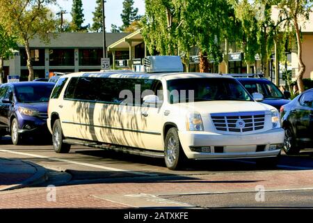 Una limousine bianca Cadillac nel centro storico di Scottsdale AZ Foto Stock