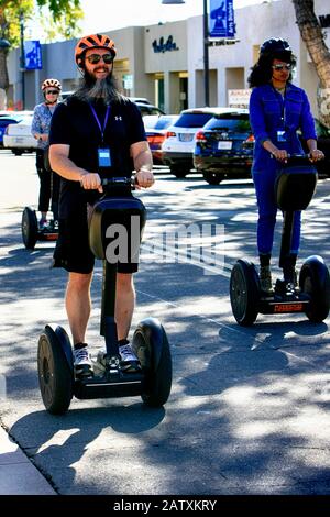 Turisti che si godono un tour panoramico in segway nella Città Vecchia di Scottsdale AZ Foto Stock