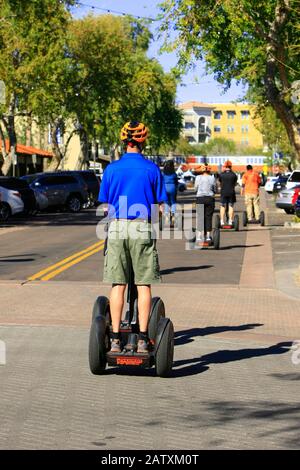 Turisti che si godono un tour panoramico in segway nella Città Vecchia di Scottsdale AZ Foto Stock