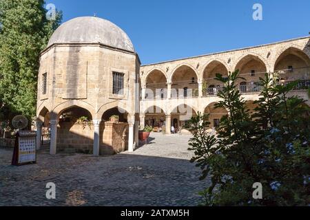 Il piccolo 'mesjid' , o moschea, nel cortile centrale di Büyük Han, il famoso caravanserai su Asmaalti Sokak, Nicosia Nord, Cipro del Nord Foto Stock