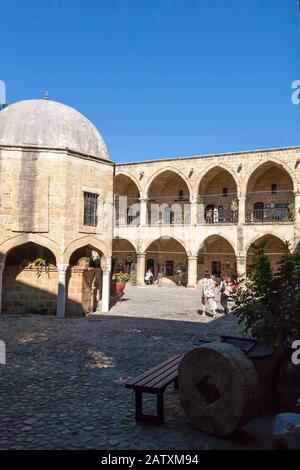 Il piccolo 'mesjiid', o moschea, nel cortile centrale di Büyük Han, il famoso caravanserai su Asmaalti Sokak, Nicosia Nord, Cipro del Nord Foto Stock