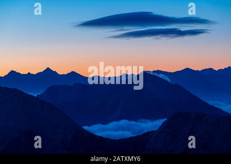 Alba sulle Alpi Lechtal con nebbia nella valle, Berwang, Lechtal, Ausserfern, Tirolo, Austria Foto Stock