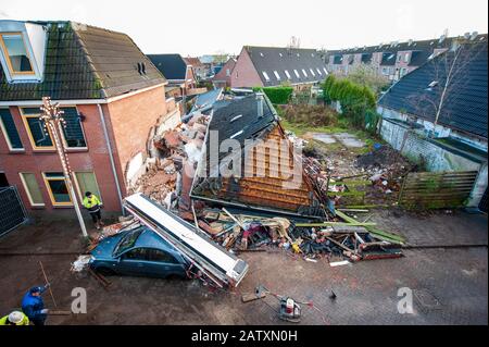 Coevorden, PAESI BASSI - 08 DEC, 2019: Esplosione di gas in un'area di lavoro nel centro della città. Le pareti sono state soffiate fuori e l'intero edificio col Foto Stock