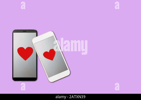 Su sfondo viola isolato due smartphone con cuori sullo schermo, moderno gadget amore e relazione, amore messaggi, San Valentino concetto Foto Stock