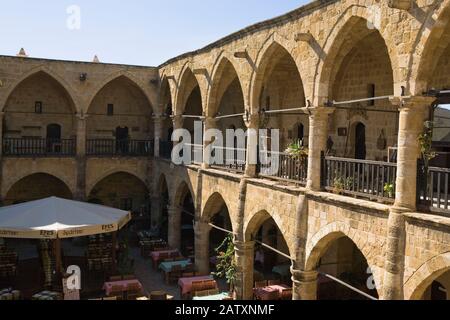 Il cortile e le gallerie superiori del 16th secolo Büyük Han, il famoso caravanserai su Asmaalti Sokak, Nicosia Nord, Cipro del Nord, ora un centro artistico Foto Stock