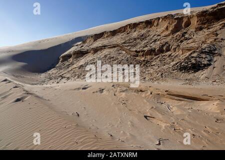 Increspature di sabbia e motivi scolpiti dal vento, forme e texture nelle torreggianti dune di sabbia di Sardinia Bay, Port Elizabeth, Eastern Cape, South Africa Foto Stock