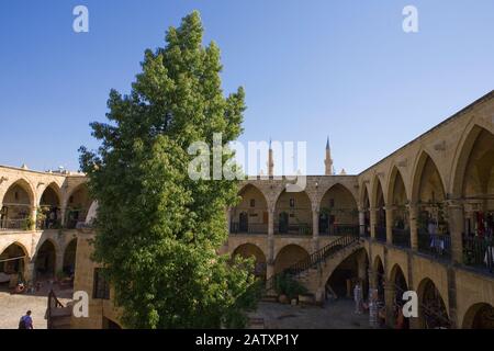 Il cortile e centrale 'mesjid' del 16th secolo Büyük Han, il famoso caravanserai su Asmaalti Sokak, Nicosia Nord, Cipro del Nord Foto Stock