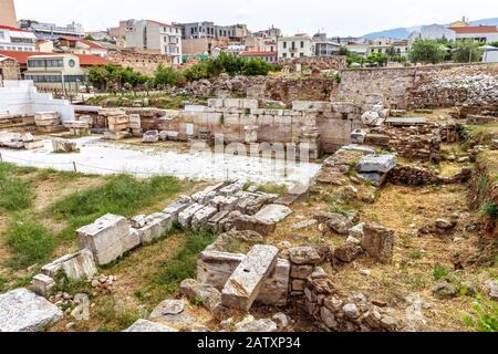 Biblioteca di Adriano ad Atene, Grecia. E' un antico punto di riferimento di Atene. Panorama delle antiche rovine greche nel centro di Atene in estate. Resti di Foto Stock