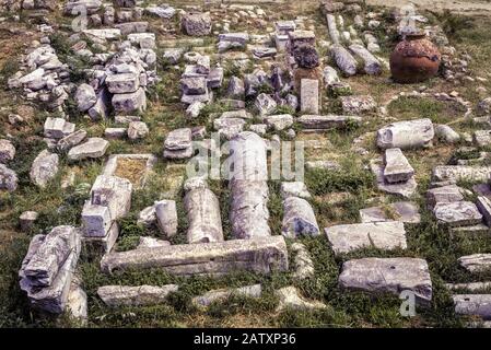 Antiche rovine sfondo, Atene, Grecia. Panorama delle rovine greche classiche in estate. Resti di pietra di architettura della famosa cultura antica. Panoramica Foto Stock