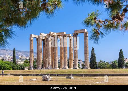 Tempio Di Zeus Olimpio, Atene, Grecia. E' uno dei principali punti di riferimento di Atene. Panorama delle famose rovine dell'antica Grecia nel centro di Atene. Panoramica Foto Stock