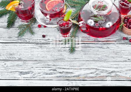Succo di mirtillo rosso e bevande. Mirtilli, limette, rosmarino. Su sfondo bianco. Vista dall'alto. Spazio libero per il testo. Foto Stock